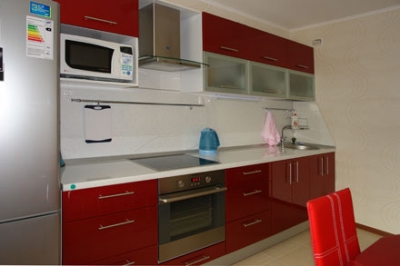 Кухня красная с комбинированными фасадами